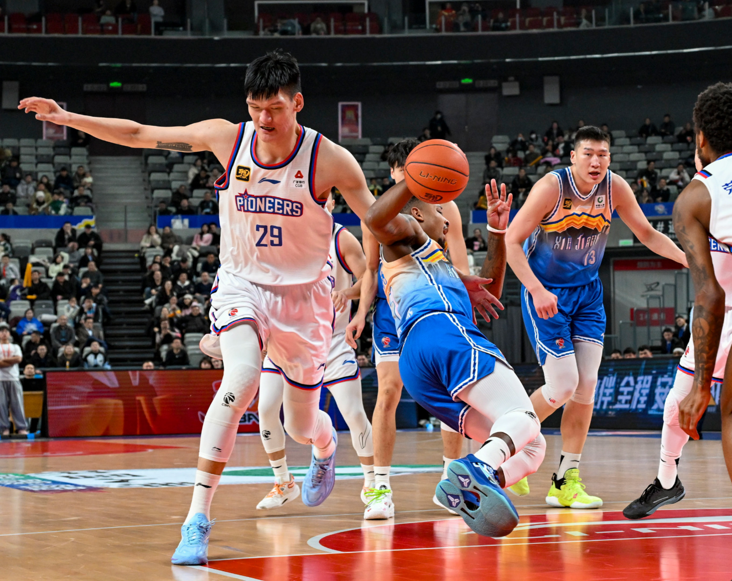 英雄联盟赔率-赛地聚焦：足总杯清晨热度飙升；北京首钢绝杀压哨；气氛紧张；控场能力受关注的简单介绍